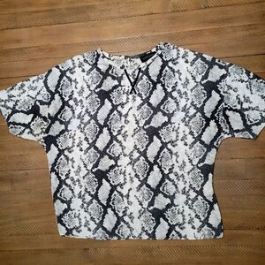 Danier T-shirt Blouse Size Small